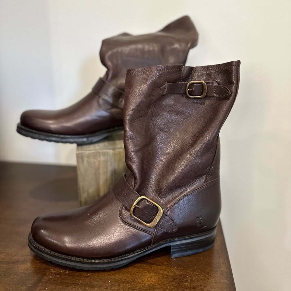 Women's Frye Veronica short boot dark brown size 9